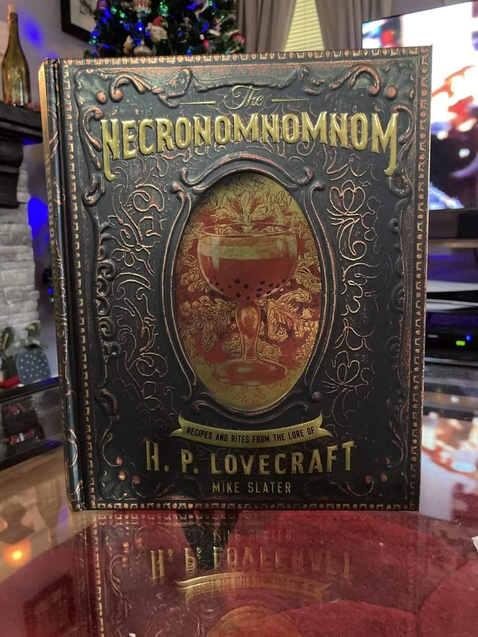 The NECRONOMNOMNOM RECIPES AND RITES FROM THE LORE OF R. P. LOVECRAFT MIKE SLATER 1M E АЛЕСКУ